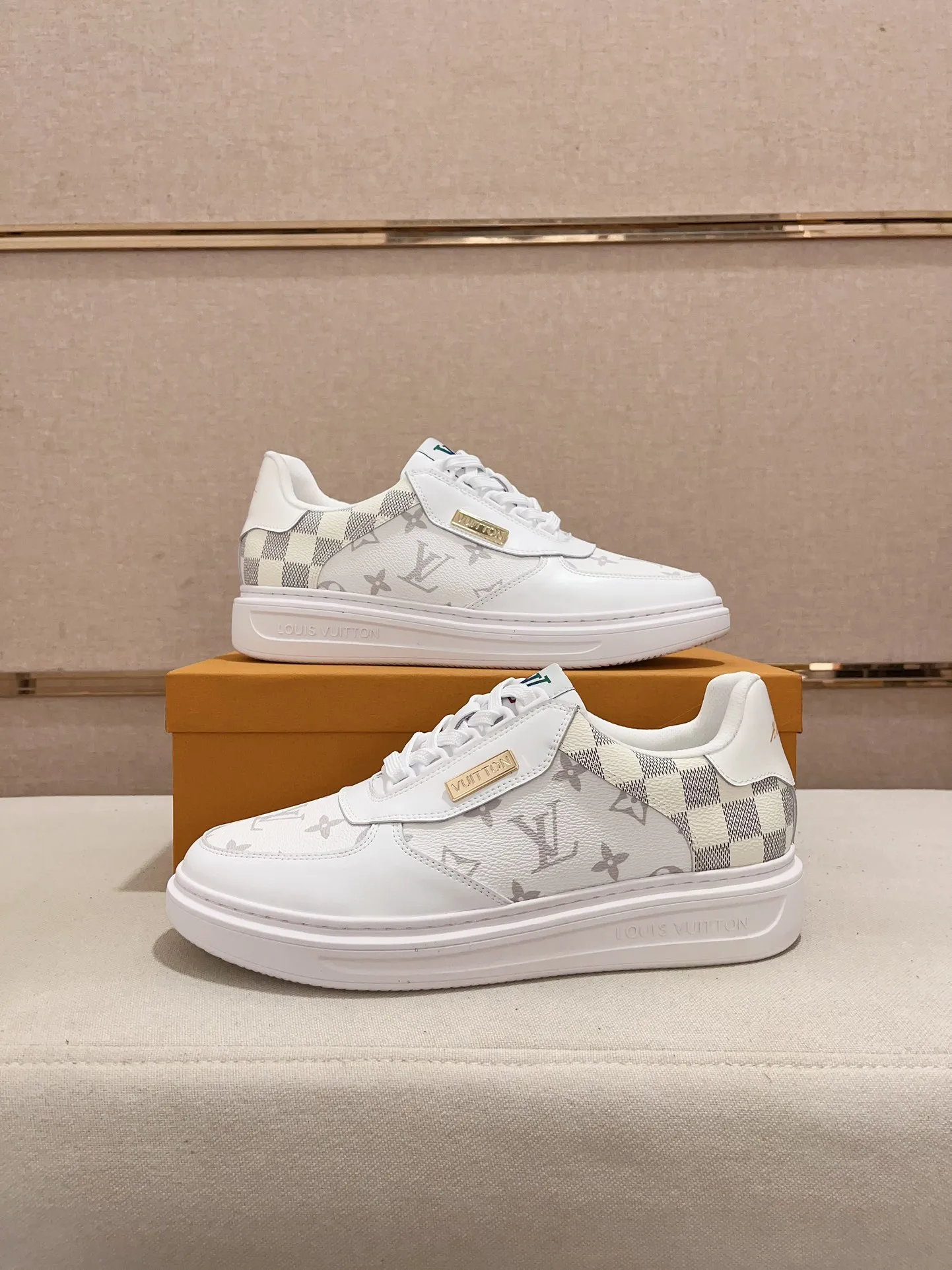 Men's shoes💰 400💰Louis Vuitton (Louis Vuitton/LV top 🔍🔍new model is on sale at the same time at the counter, upper 🇮🇹 imported first-layer cowhide from Italy, fully imported sheepskin lining 💪💪, completely 1⃣️ to 1⃣️ replica 🇮🇹💪💪 , ⚠Sole: Original sole provided by the original factory, exclusive movable molded sole, super comfortable, ⚠Original factory goods, 🔍🔍high quality, can be entered and exited the counter at will, welcome to compare⚠Code number: 38-44 (45 can be customized).